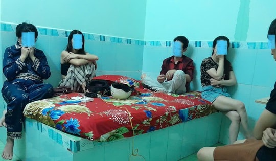 3 cô gái cùng 'phê pha' với 2 nam thanh niên trong nhà nghỉ