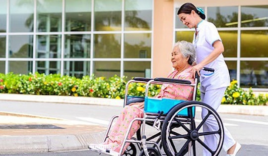 Chăm sóc người cao tuổi tại cộng đồng theo mô hình 'sáng đón đi, tối đưa về'