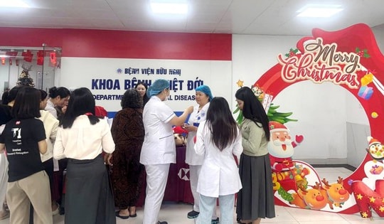 Ngân hàng HSBC tri ân y bác sĩ Bệnh viện Hữu Nghị dịp Giáng sinh