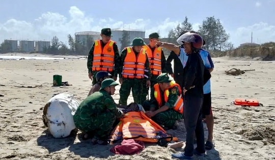 Ứng cứu ngư dân gãy 2 chân khi tàu cá gặp nạn trên biển