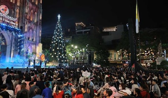 Hà Nội: Người dân đổ về các nhà thờ, khu vui chơi chờ đón đêm Giáng sinh năm 2025