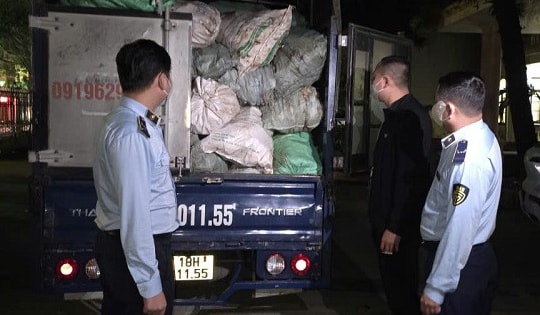 Xe tải chở hơn 3 tấn xương lợn bốc mùi bị chặn lại ở Ninh Bình