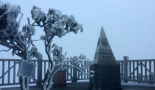 Băng phủ trắng đỉnh Fansipan trong ngày Giáng sinh 2025