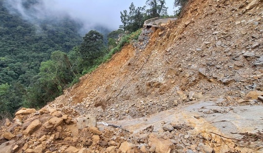 Đường lên đỉnh Bạch Mã bị sạt lở 'xé đôi', công tác bảo vệ rừng gặp khó