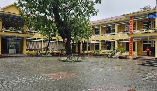 Nhiều học sinh ở Huế có biểu hiện nôn ói khi ăn bán trú tại trường