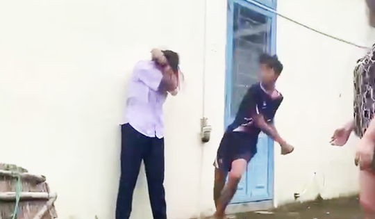 Người mẹ 'chết điếng' khi thấy clip con gái bị đánh hội đồng