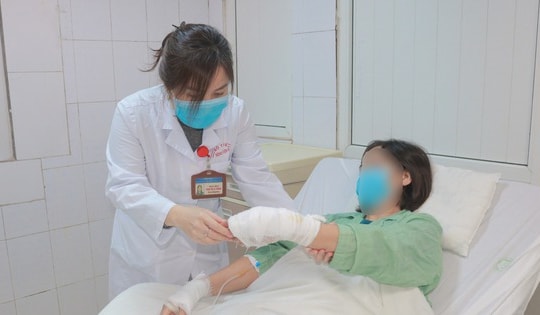 Dùng hóa chất xử trí tắc, bồn cầu phát nổ, người phụ nữ phải nhập viện vì bị bỏng nặng