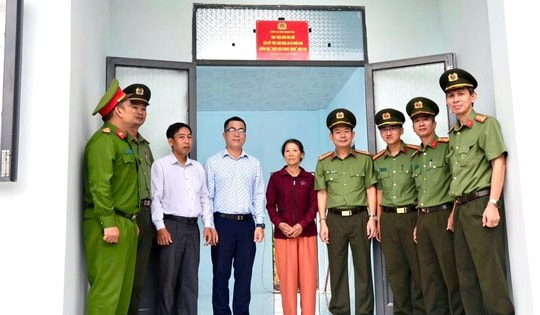 Công an tỉnh Khánh Hòa bàn giao căn nhà thứ 11 trong 'Chiến dịch Quang Trung'