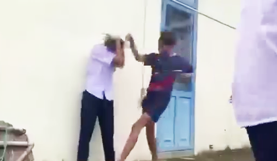 Phẫn nộ clip nữ sinh lớp 8 ở Đà Nẵng bị bạn đánh hội đồng