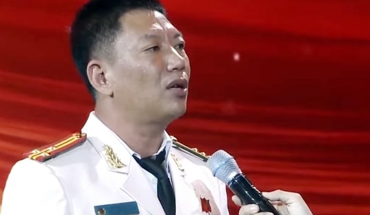 Câu chuyện lay động của trưởng công an xã bơi 2km trong đêm lũ dữ, góp phần cứu sống gần 500 người