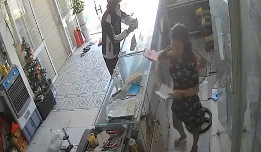 Video đối tượng vờ mua hàng để cướp iPhone 15 Pro Max