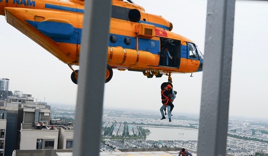 Mãn nhãn hình ảnh trực thăng diễn tập cứu nạn trên nóc nhà cao tầng