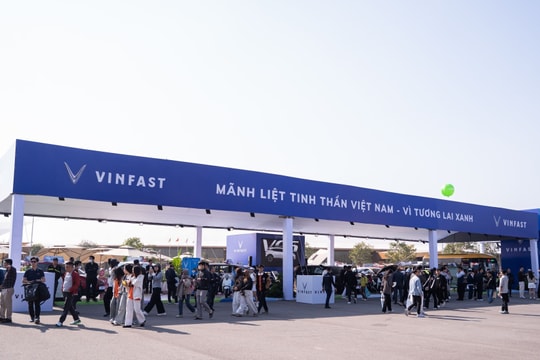 Lái thử tại Vietnam Mobility Show 2025, người dùng khen xe máy điện VinFast