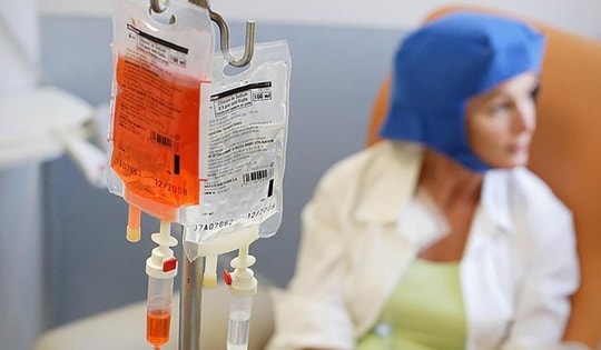 Vì sao người bệnh ung thư không nên uống vitamin C khi đang hóa trị?