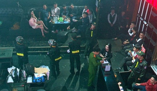 Nửa đêm đột kích 2 quán bar, phát hiện hàng chục đối tượng dương tính ma túy