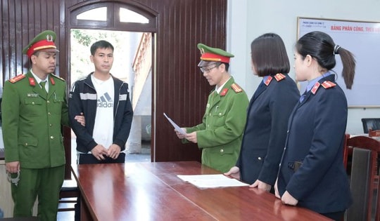 Kiểm tra kho hàng, bất ngờ phát hiện gần 4000 can nước giặt, nước rửa chén giả nhiều thương hiệu