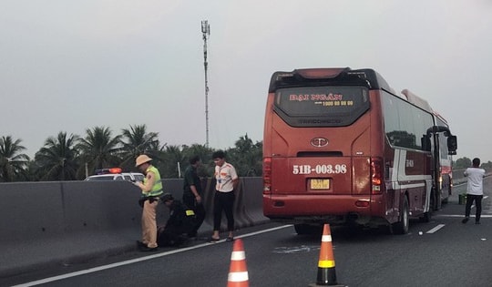 Ùn tắc kéo dài trên cao tốc TP Hồ Chí Minh - Trung Lương vì hai xe khách đâm nhau