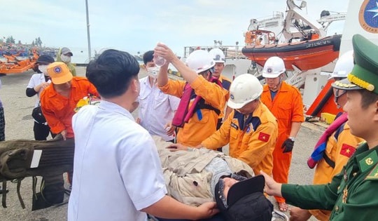Ứng cứu ngư dân bị nạn trên vùng biển Đà Nẵng