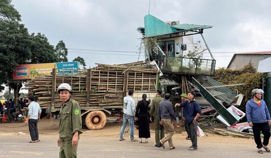 Xe tải va chạm với xe máy, 5 người thương vong