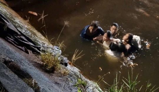 Lao xuống kênh nước sâu cứu 3 người gặp nạn trong đêm mưa