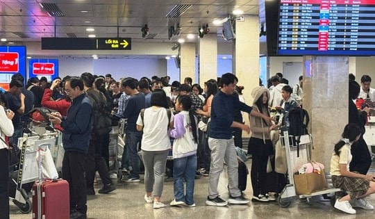 Phân luồng giao thông kết nối ra-vào nhà ga hành khách Tân Sơn Nhất dịp Tết