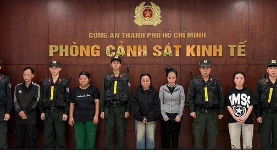 Bắt nhóm đối tượng sản xuất, bán hàng trăm ngàn sản phẩm dầu gió giả bằng hóa chất ở TPHCM