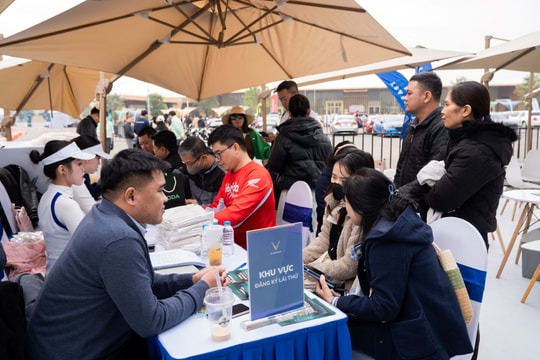 Khách hàng ấn tượng với hệ sinh thái xanh VinFast tại Vietnam Mobility Show 2025