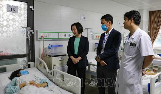 Thăm hỏi, động viên các nạn nhân trong vụ tai nạn đặc biệt nghiêm trọng tại Lào Cai