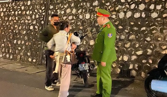 Bế tắc trong cuộc sống, người mẹ trẻ ôm con nhỏ định nhảy cầu Bãi Cháy trong đêm