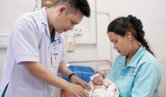 Cứu sống cháu bé sơ sinh bị tắc tá tràng do dị tật bẩm sinh hiếm gặp