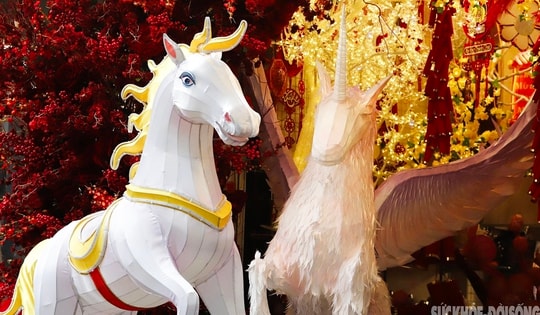 Linh vật ngựa 'phủ kín' phố Hàng Mã đón năm mới 2026
