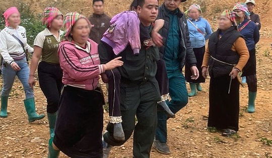 Xuyên đêm băng rừng, Công an xã Khoen On kịp thời cứu người dân bị nạn nguy kịch trong rừng sâu