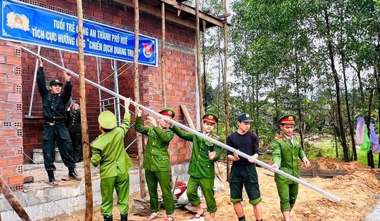 'Chạy nước rút' dựng nhà cho người dân sau lũ