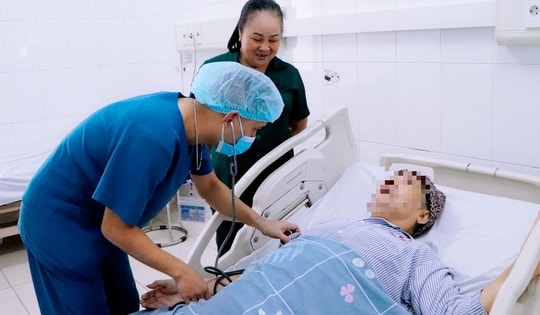 Đau xương khớp người đàn ông tự tiêm thuốc giảm đau dẫn đến sốc nhiễm khuẩn, thủng tạng rỗng