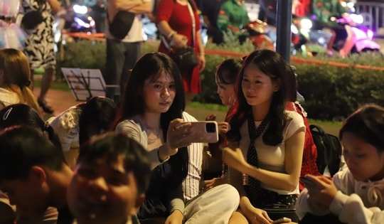 Biển người đổ về trung tâm TPHCM chờ xem pháo hoa chào năm mới 2026