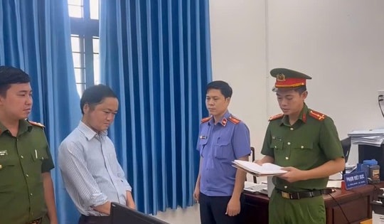 Bắt công chức xã hứa hẹn làm thủ tục đất đai để chiếm đoạt tiền của người dân