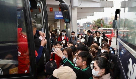 Không khí tại bến xe Hà Nội trước kỳ nghỉ Tết Dương lịch