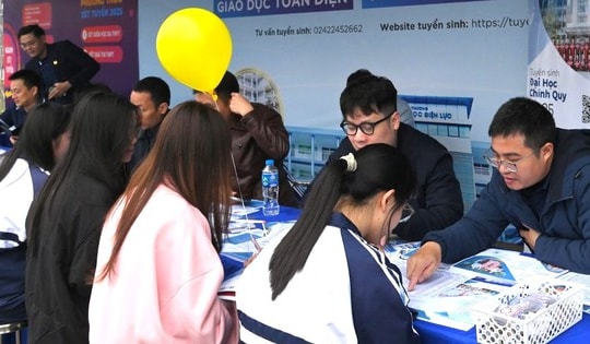 Nhìn lại mùa tuyển sinh đại học 2025 với nhiều ngành học 'nóng' điểm chuẩn chạm mốc kịch trần