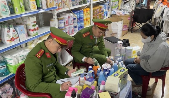 Bất ngờ phát hiện hàng trăm mặt hàng sữa, thực phẩm chức năng, mỹ phẩm không rõ nguồn gốc