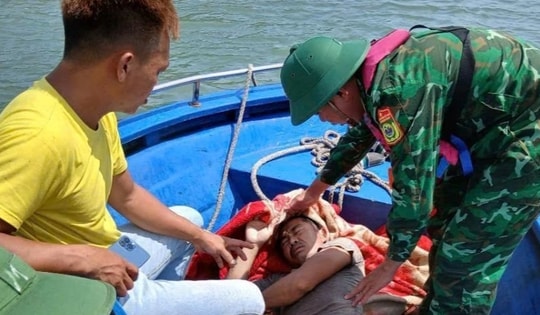 Tàu cá bị đắm trên biển, thuyền trưởng và 5 ngư dân được Bộ đội Biên phòng cứu sống