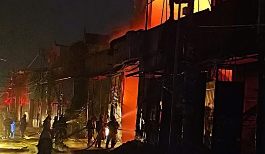 Cháy xưởng tranh ven sông ở Hà Nội, người bên trong kịp thời thoát nạn