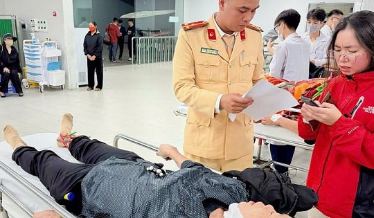 CSGT Hà Nội dùng xe chuyên dụng đưa người phụ nữ gãy chân đi cấp cứu đêm giao thừa