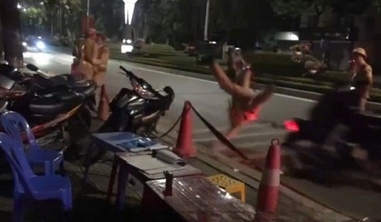 Video đối tượng điều khiển mô tô ‘thông chốt’ hất văng CSGT trong đêm giao thừa