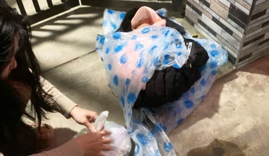 Bé trai sơ sinh bị bỏ rơi trước nhà dân ở Đà Nẵng