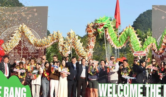 Những vị khách đầu tiên đến với di sản thiên nhiên thế giới ngày đầu năm 2026