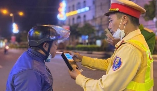 Tập trung xử lý vi phạm nồng độ cồn, tốc độ dịp Tết Dương lịch