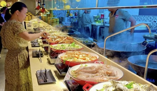 Nhiều nhà hàng buffet hải sản thông báo tăng giá dịp nghỉ Tết Dương lịch