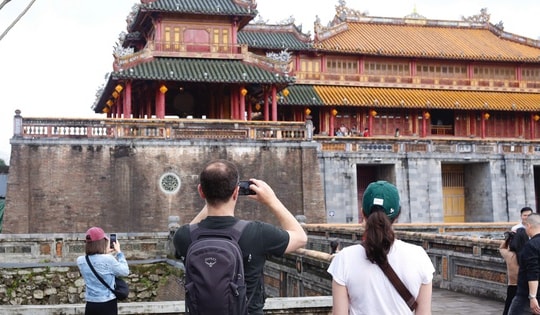 Du khách nước ngoài thích thú tham quan di tích Huế dịp Tết Dương lịch