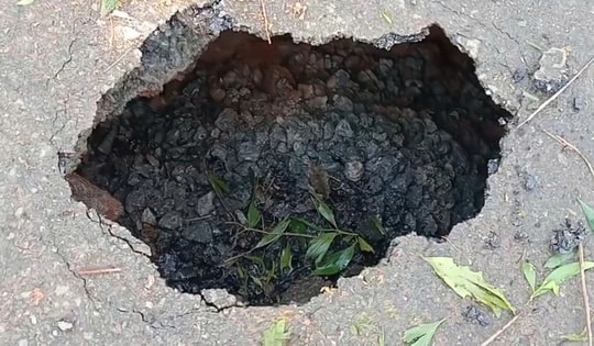 Xuất hiện hố sụt lớn trên Quốc lộ 9B - Quảng Trị