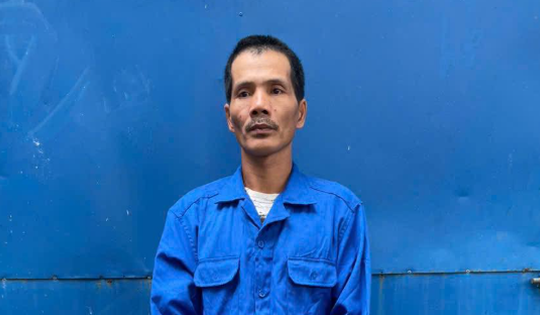 Bị chửi 'hai con lợn', nam thanh niên dùng gậy gỗ đánh vào đầu bạn nhậu